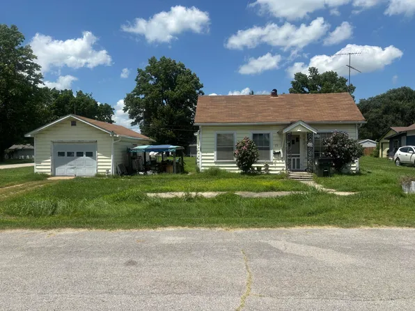 15 W Lee Street, Aurora, MO 65605