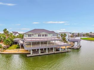 202 Catamaran Dr, Tiki Island, TX 77554