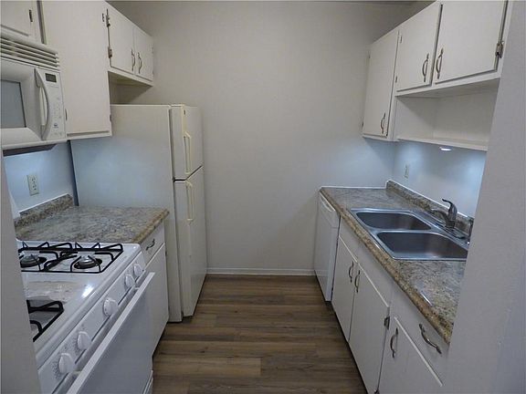 4th image of 600 E 8th St APT 12D