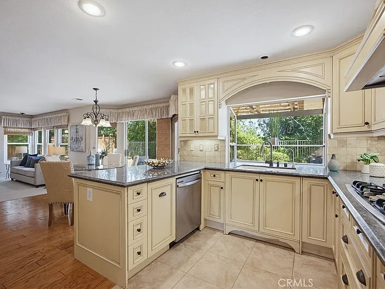 3731 Columbia Cir — Photo 11