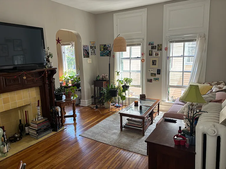 149 College St — Photo 2