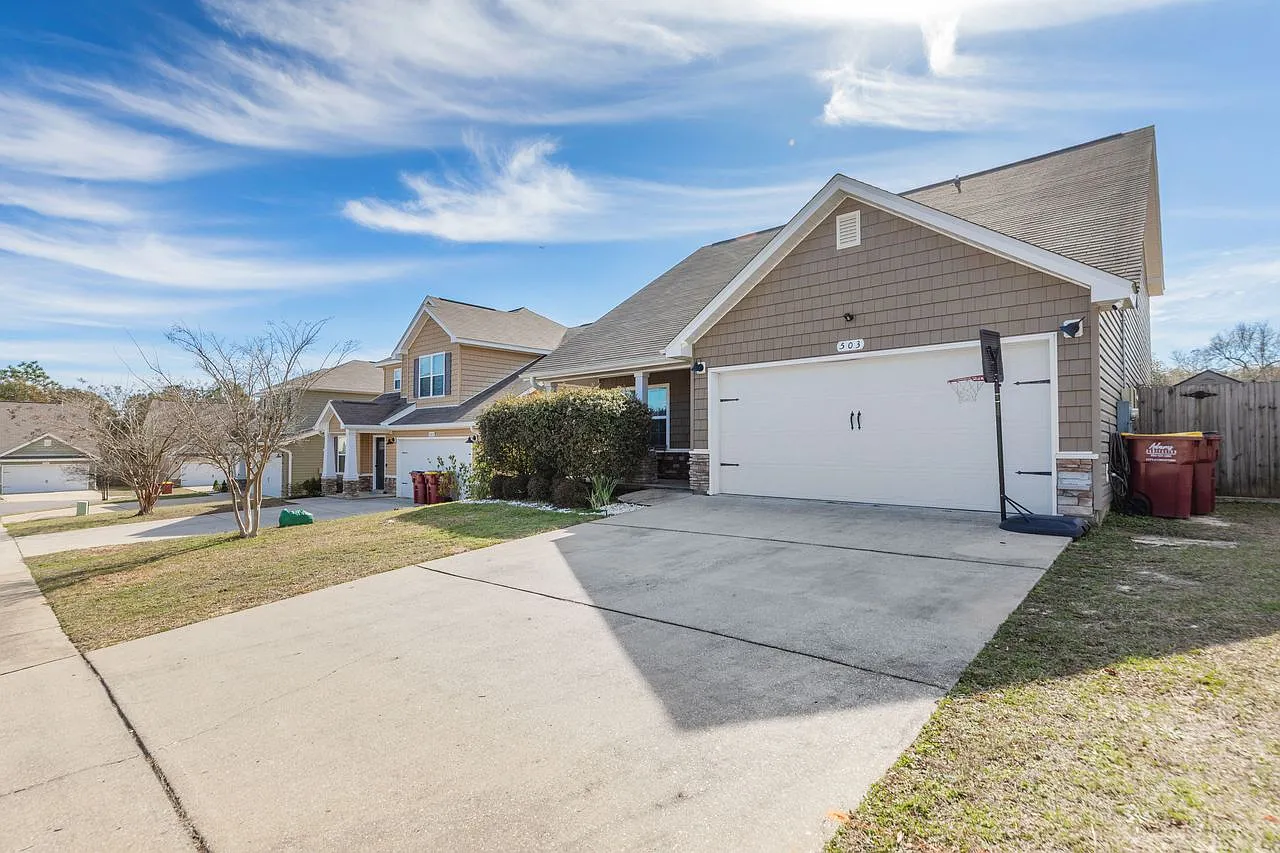 5 bed, 1956 sqft, $2,400 — Photo 2