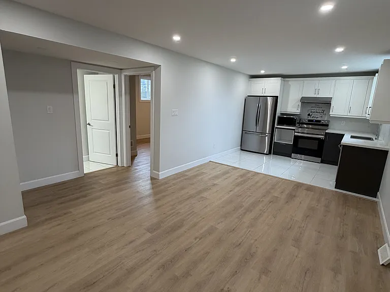 2281 Southport Cres #LOWER — Photo 4