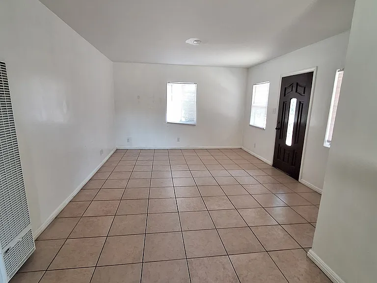 12983 Montague St — Photo 4
