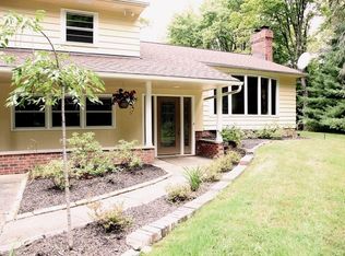 30 Murwood Dr, Moreland Hills, OH