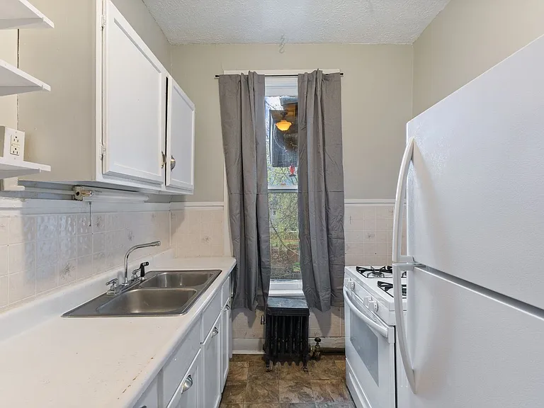 Essex Apartments — Photo 9
