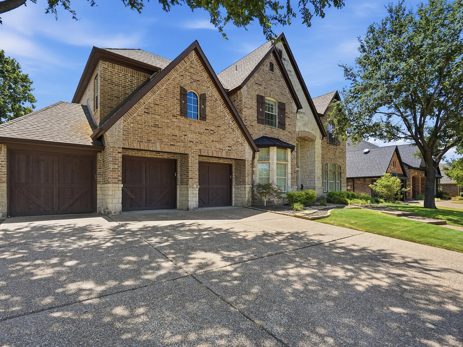 5 bed, 3.5 bath, 4521 sqft, $6,999 — Photo 2