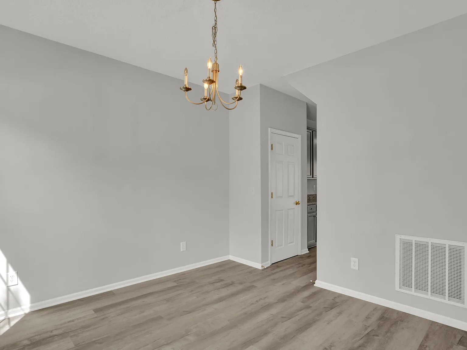 209 Kellerhis Dr — Photo 2