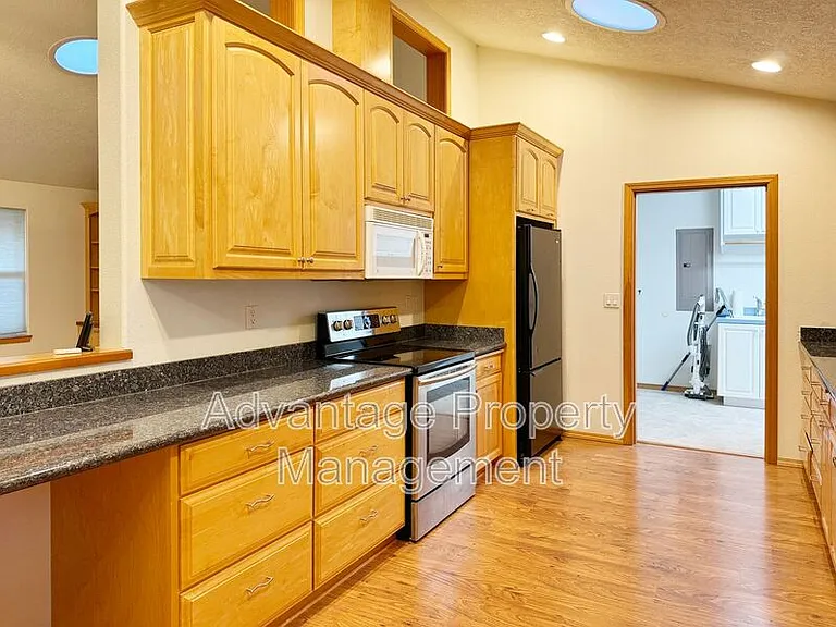 1340 SW Timian St — Photo 9