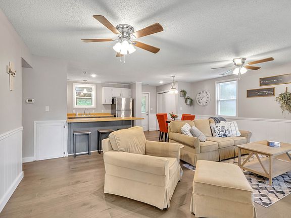 2nd image of 102 Manor Pl