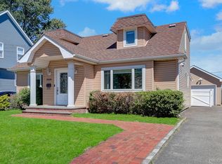 360 Westminster Rd, Cedarhurst, NY 11516