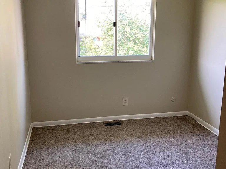 1121 Cambridge Ct — Photo 7