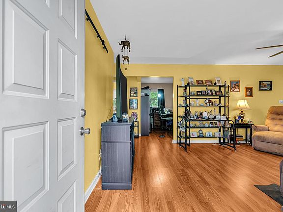 4th image of 733 Buck Rd