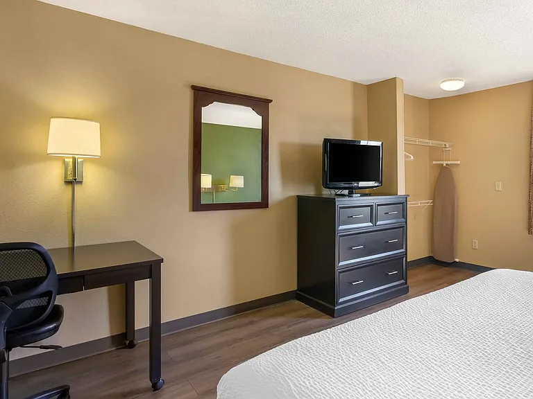 1 Bedroom Suite - 1 King Bed