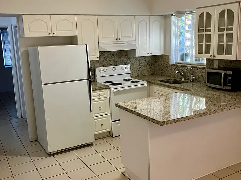 2923 Virginia St — Photo 13