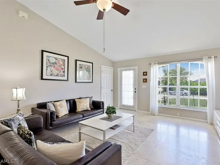 4022 SW 12th Pl — Photo 2