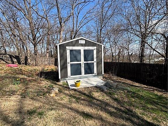 3rd image of 420 Rees St