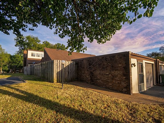 4th image of 100 Castlewood Ln