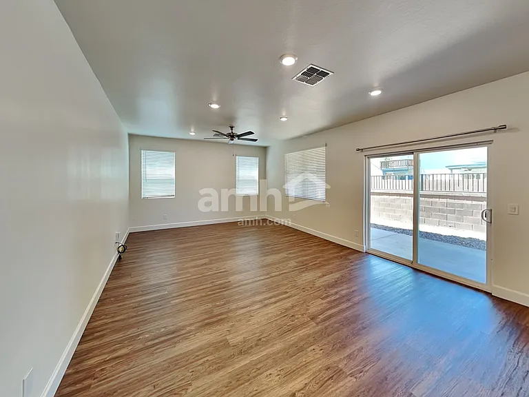 614 W Hackamore Ave — Photo 5