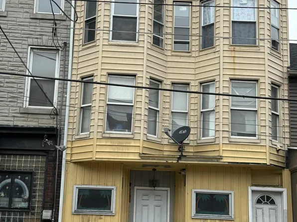 18 Mauch Chunk St, Tamaqua, PA 18252