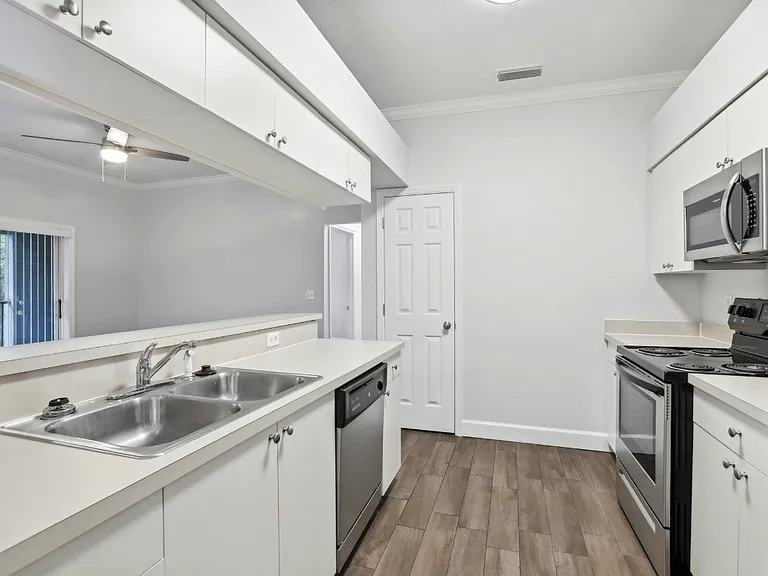 Waters Edge Apartments — Photo 11