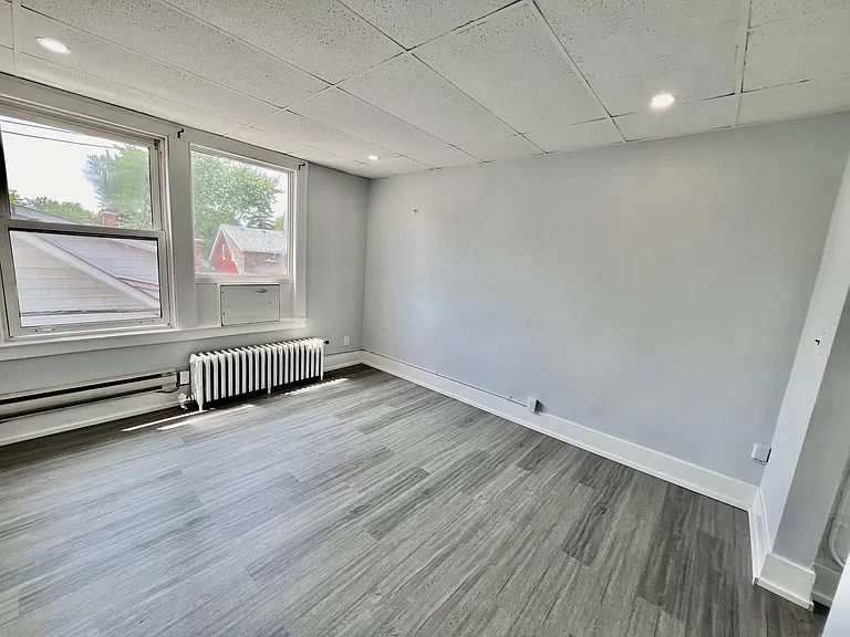 1495 Gladstone Ave — Photo 3