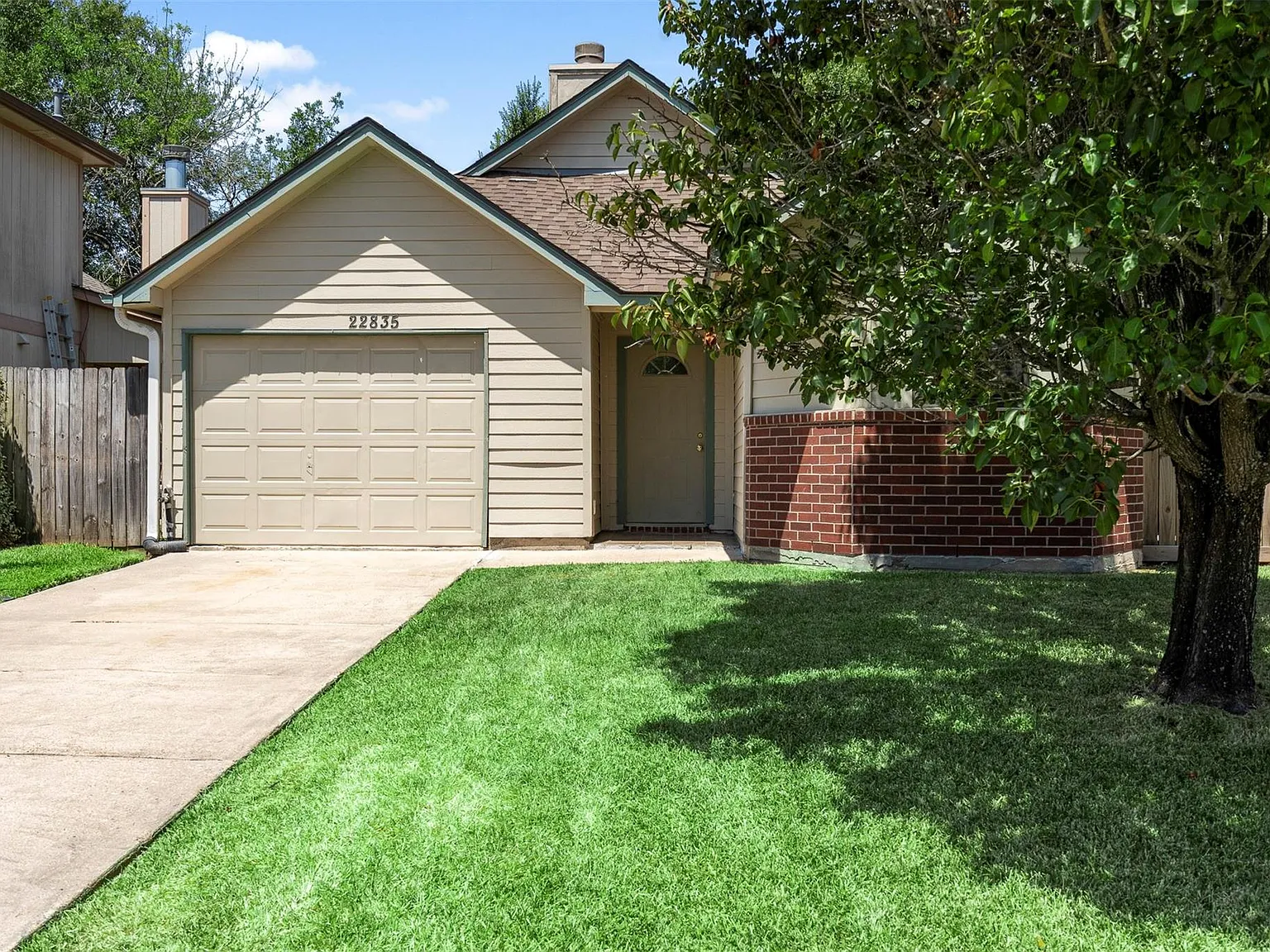 2 bed, 1.0 bath, 997 sqft, $1,600 — Photo 2