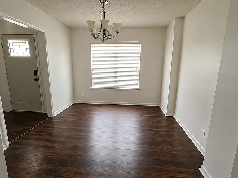 423 Spring Dr — Photo 4