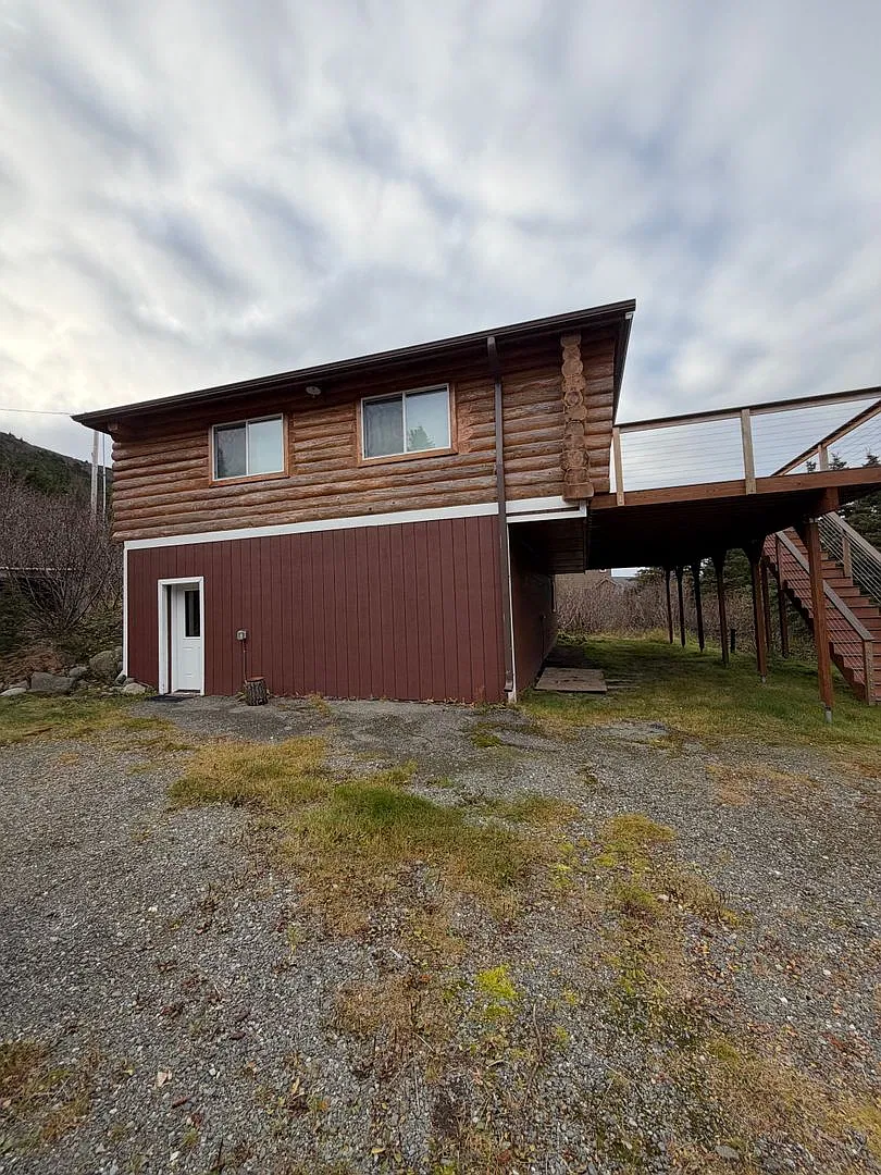 Peaceful hillside log home — Photo 1