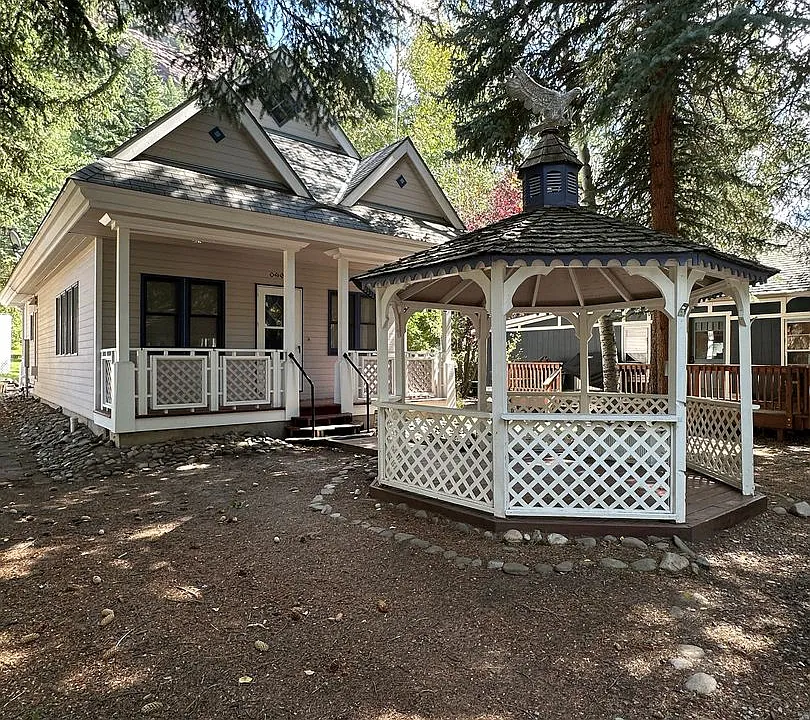 582 Redstone Blvd