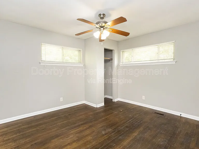1127 Clermont Dr — Photo 9