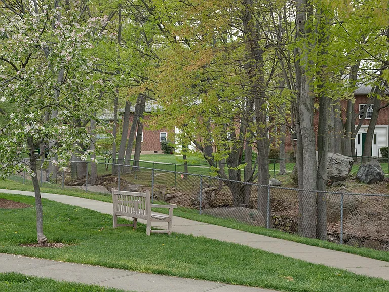 Crestwood Lake Apartments — Photo 16