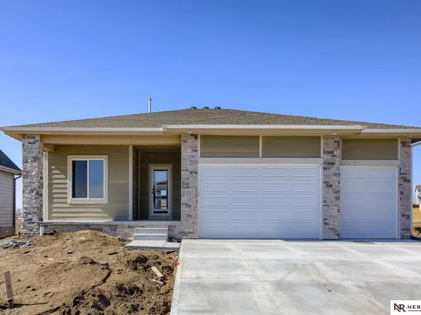 5317 Heartland Dr, Papillion, NE 68133
