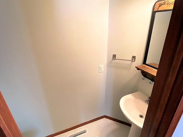 19360 Claremont Dr — Photo 10