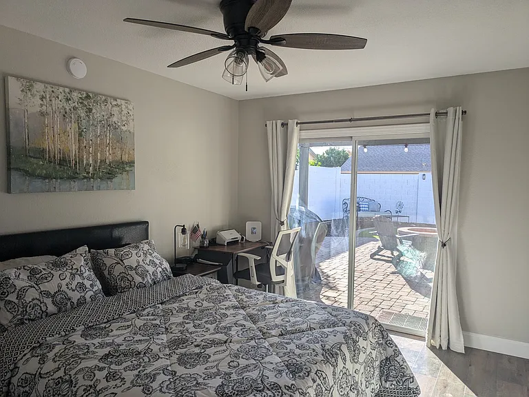 Second bedroom queen bed