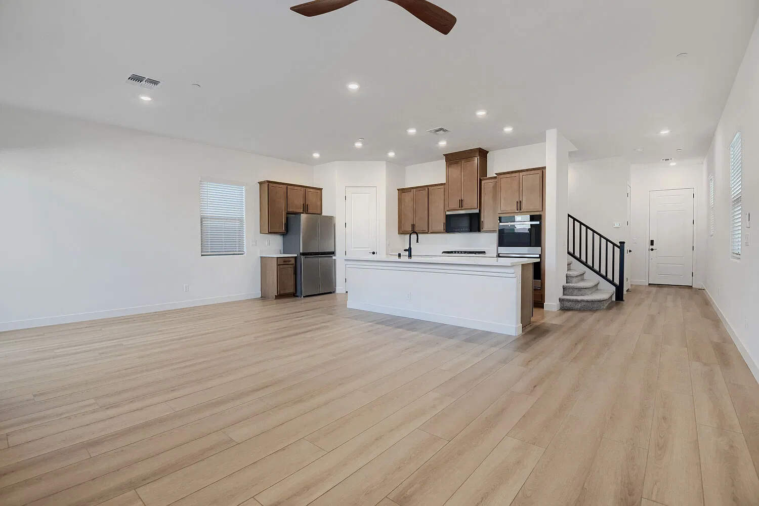5 bed, 2466 sqft, $3,495 — Photo 3