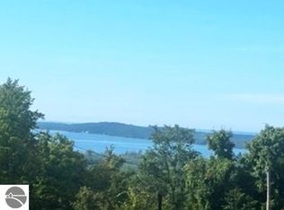 9666 Highland Park Dr, Beulah, MI 49617