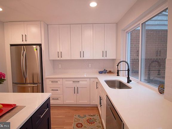 3rd image of 118 Lynhaven Dr