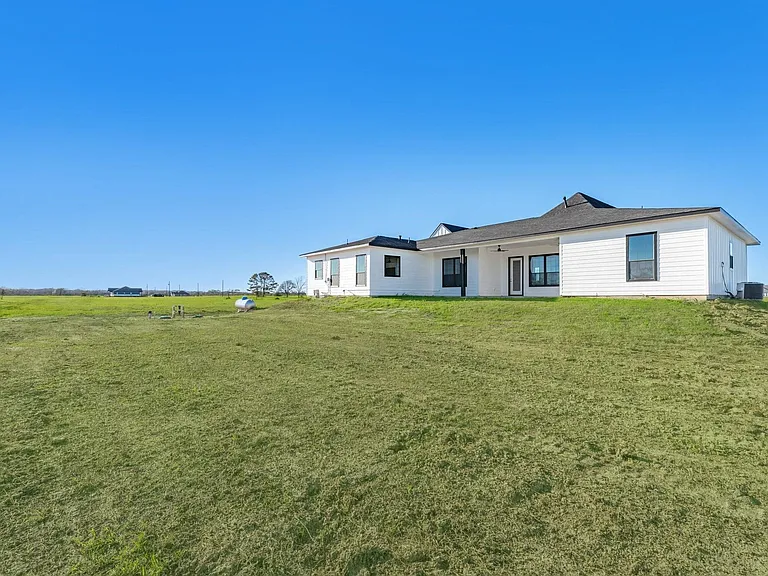 519 Chuckwagon Trl — Photo 32