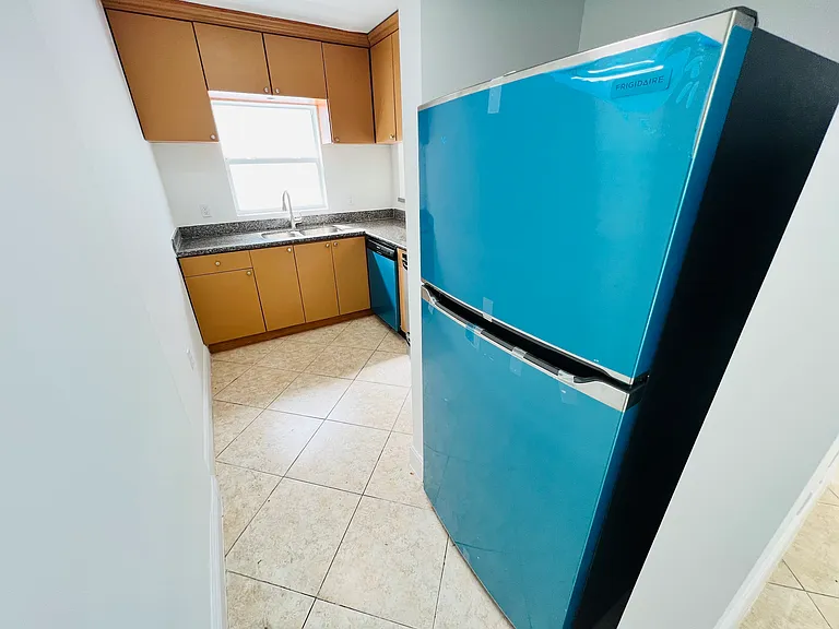 952 Bay Dr #6 — Photo 8