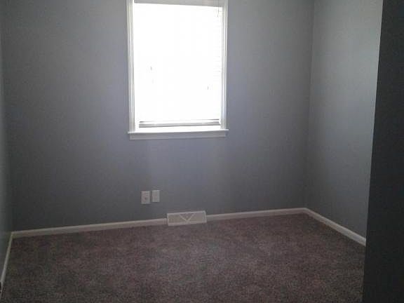 4th image of 412 Lawrence Ave