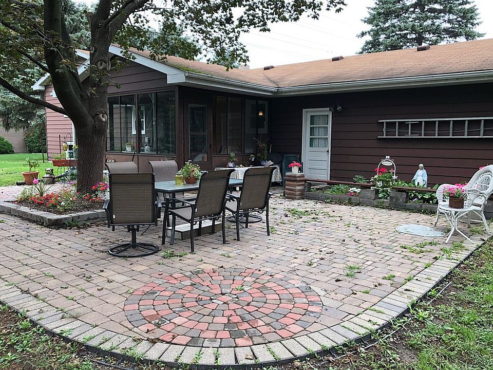 2nd image of 925 Westfield Ln