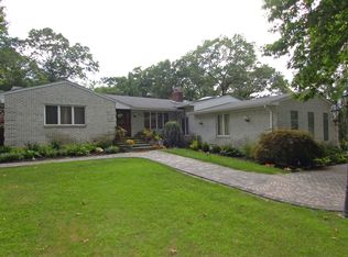 582 Vanderbilt Pkwy, Dix Hills, NY 11746