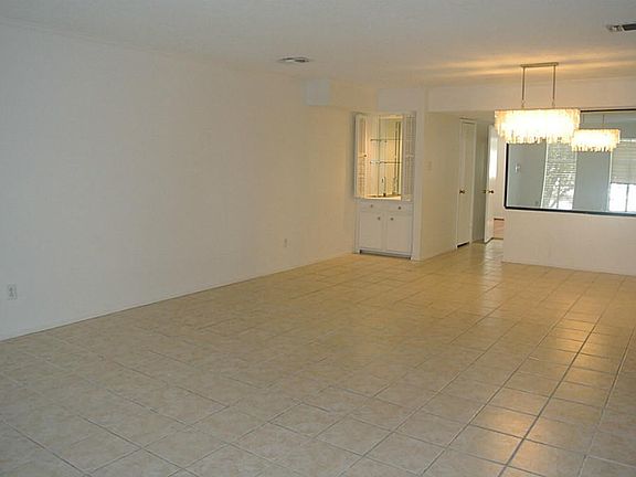 3rd image of 563 N Post Oak Ln #563