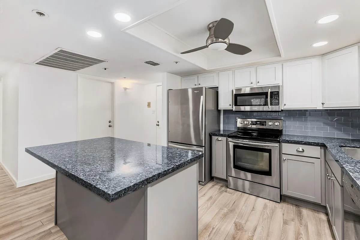 Building Photo - 7950 E Camelback Rd #305