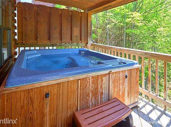 The decks 4-person hot tub