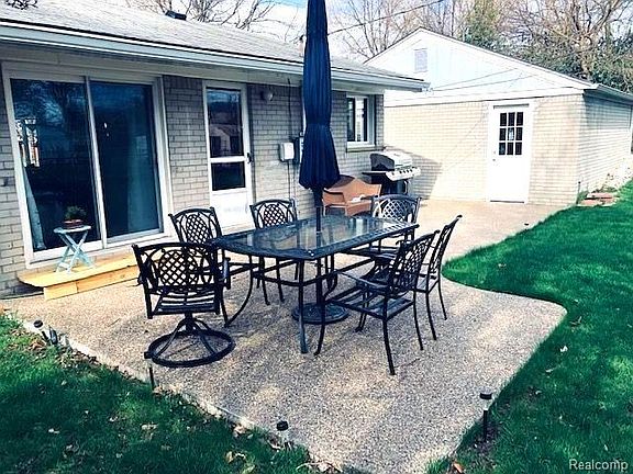 5th image of 32589 Knollwood Dr