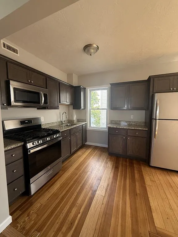 190 Horton St — Photo 2