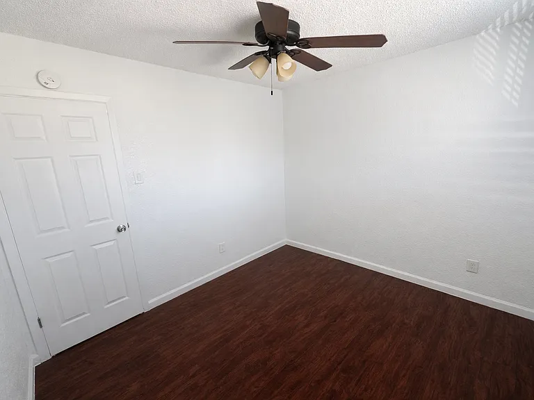 1/2 Bedroom Apartment: Bedroom