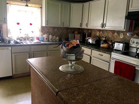 3rd image of 1020 N Everett St